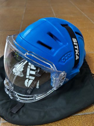 Casco de hockey Sitka azul con visera