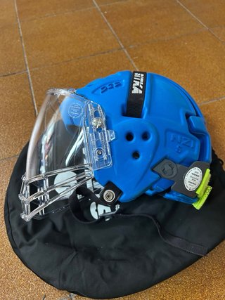 Casco de hockey Sitka azul con visera
