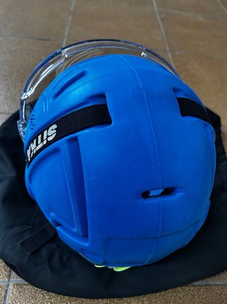 Casco de hockey Sitka azul con visera