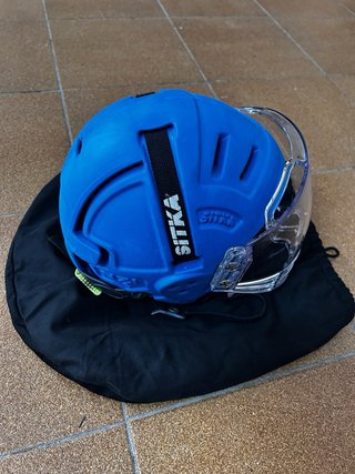 Casco de hockey Sitka azul con visera