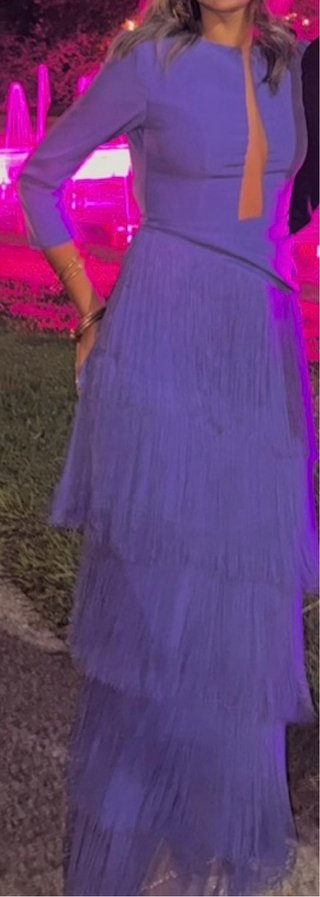 Vestido invitada lavanda con flecos