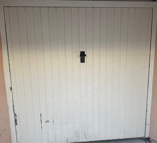 Puerta de garaje blanca