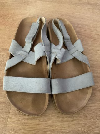 Sandalias romanas grises