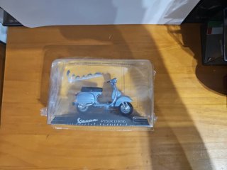 Moto Vespa P150X (1978) escala 1/18 colección