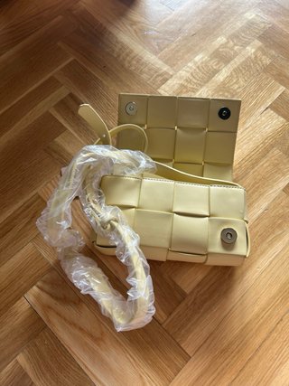 Bolso Sfera tejido amarillo.