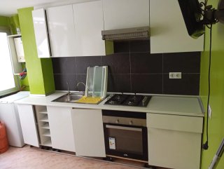 Cocina modular blanca.