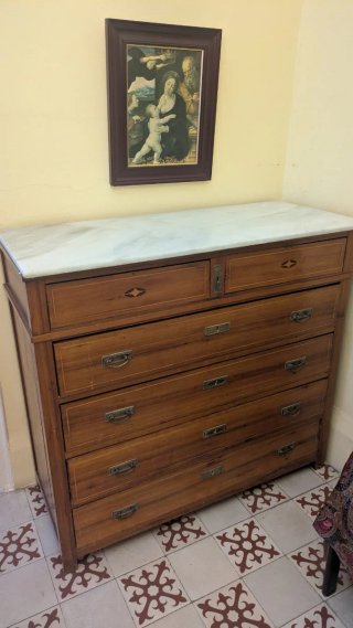 Cómoda de madera con tapa de mármol