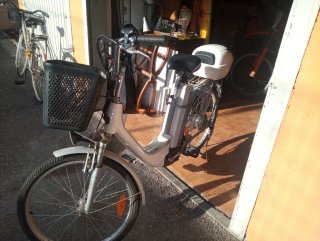 Bici elettrica con cestino e bauletto