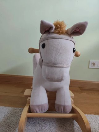 Caballito balancín peluche y madera