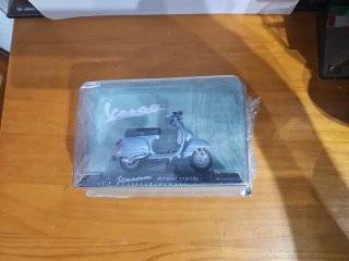 Moto Vespa P150X (1978) escala 1/18