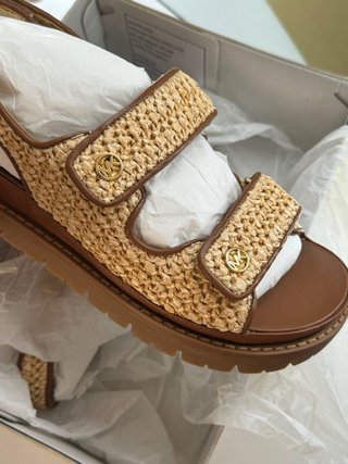 Sandalias Michael Kors Beige nuevas.