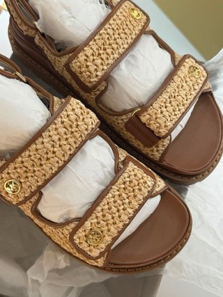 Sandalias Michael Kors Beige nuevas.
