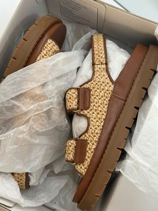 Sandalias Michael Kors Beige nuevas.