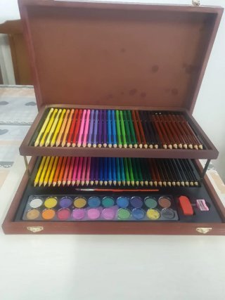 Maletín de madera marrón y rojo