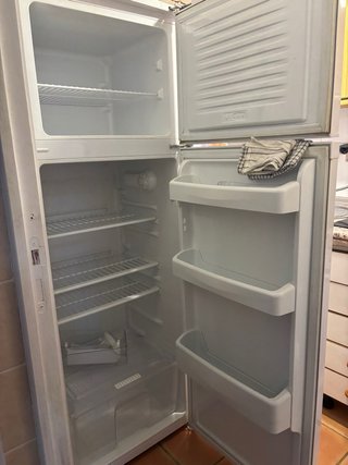 Frigorífico blanco con congelador