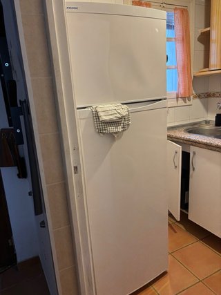Frigorífico blanco con congelador