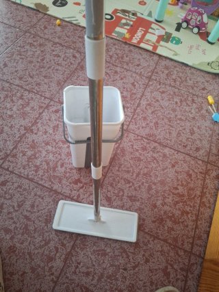 Fregona+mopa para limpiar el suelo