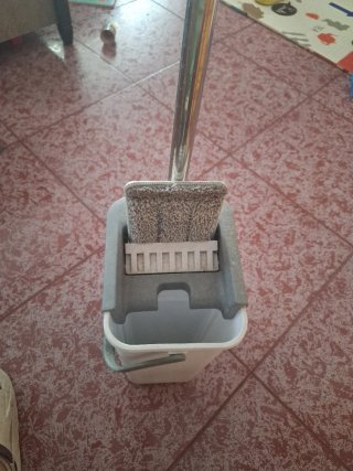 Fregona+mopa para limpiar el suelo