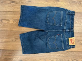 Pantalón corto Levi's azul. Nuevo.