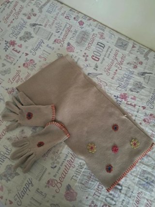 Conjunto bufanda y guantes beige y rosa