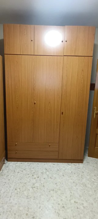 Armario de madera color miel