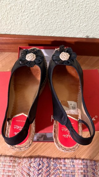 Sandalias cuña negras Maria Victoria flor 40