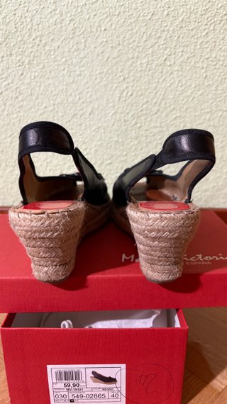 Sandalias cuña negras Maria Victoria flor 40