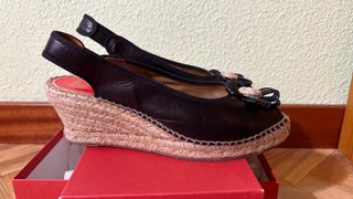 Sandalias cuña negras Maria Victoria flor 40