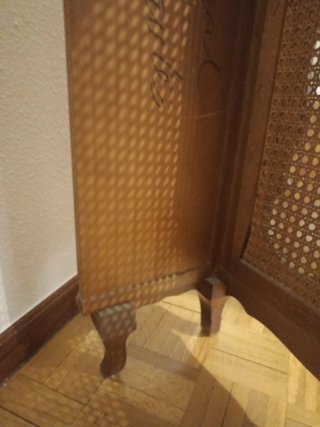 Cubreradiador de madera con mármol y rejilla