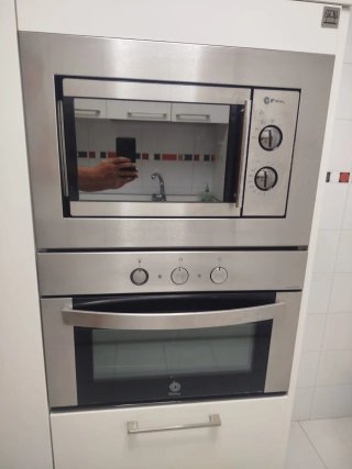 Muebles de cocina blancos con electrodomésticos