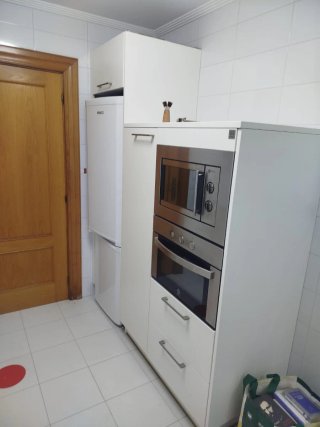 Muebles de cocina blancos con electrodomésticos