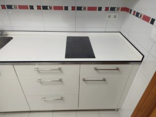 Muebles de cocina blancos con electrodomésticos