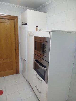 Muebles de cocina blancos con electrodomésticos