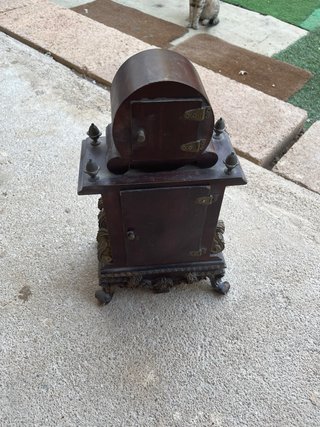 Reloj de Sobremesa Antiguo de Madera Tallada.