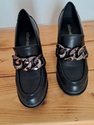 Zapatos de tacón negros con cadena