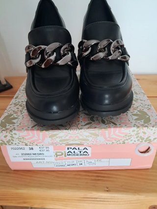 Zapatos de tacón negros con cadena
