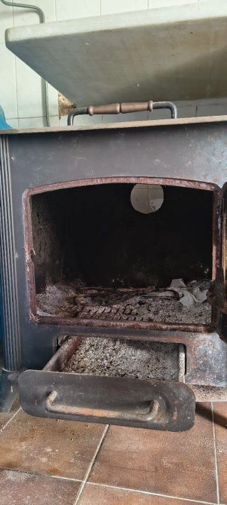 Chimenea de hierro negra