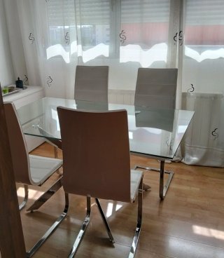 Mesa Cristal 140x90 + 4 Sillas Polipiel