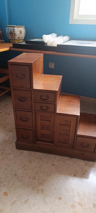 Mueble de madera escalonado con cajones