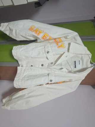 Chaqueta vaquera Bershka blanca con letras