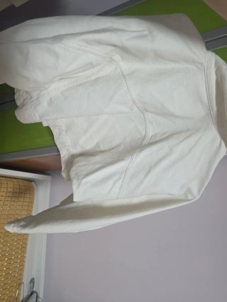Chaqueta vaquera Bershka blanca con letras