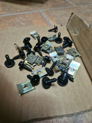 Tornillos y clips para plásticos de moto