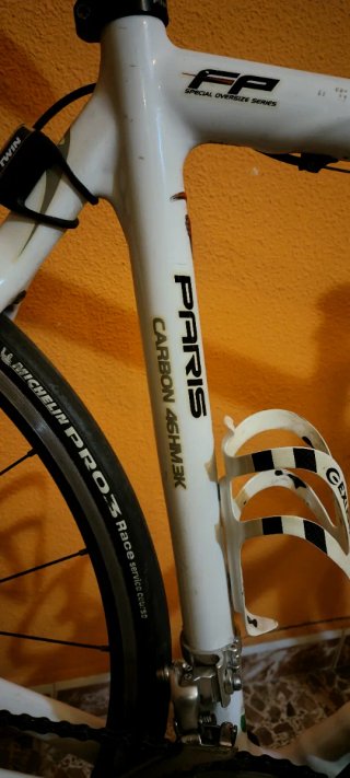 Bici de carretera Pinarello blanca