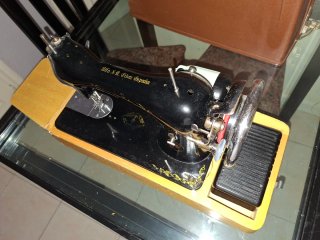 Máquina de coser Alfa con motor