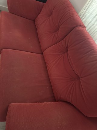 Sofá de tela rojo y negro