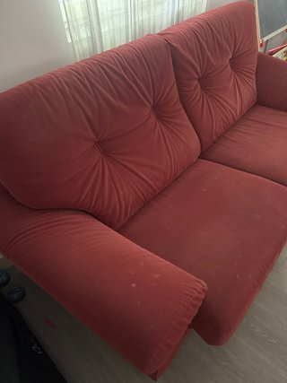 Sofá de tela rojo y negro