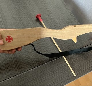 Ballesta de madera con flecha