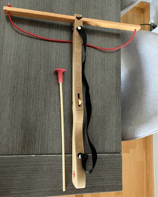 Ballesta de madera con flecha