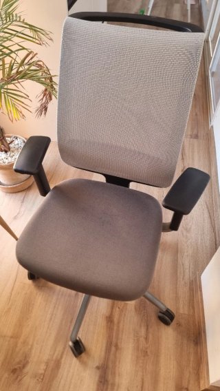 Silla de oficina ergonómica gris