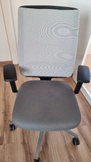 Silla de oficina ergonómica gris